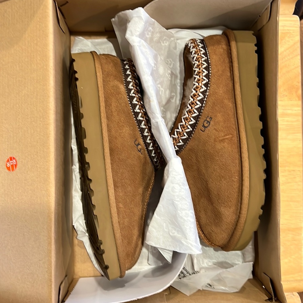 Ugg Tasman Slippers Kids size 6. Chestnut in color. BRAND NEW and in box.